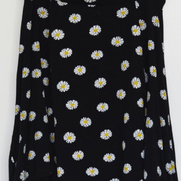 🔴Ardene short skirt with daisies - Picture 6 of 9